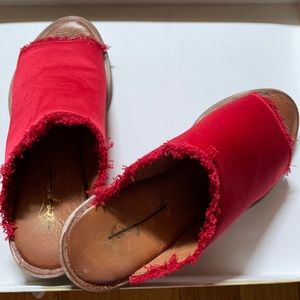 Red Comfortable lather sandals.